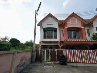 出售 2 卧室 联排别墅 在 Ban Bueng, Chon Buri