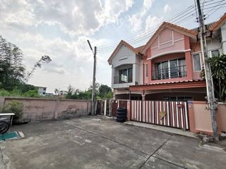 出售 2 卧室 联排别墅 在 Ban Bueng, Chon Buri