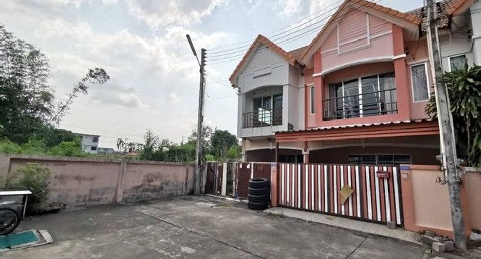 For sale 2 bedrooms townhouse in Ban Bueng, Chonburi