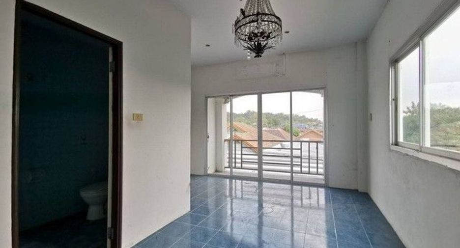 For sale 2 bedrooms townhouse in Ban Bueng, Chonburi