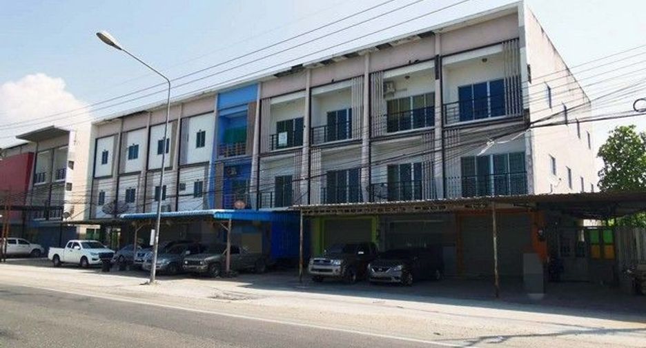For sale 3 bedrooms retail Space in Ban Bueng, Chonburi