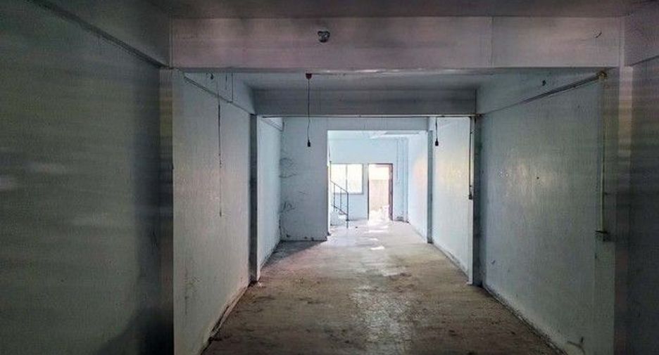 For sale 3 bedrooms retail Space in Ban Bueng, Chonburi