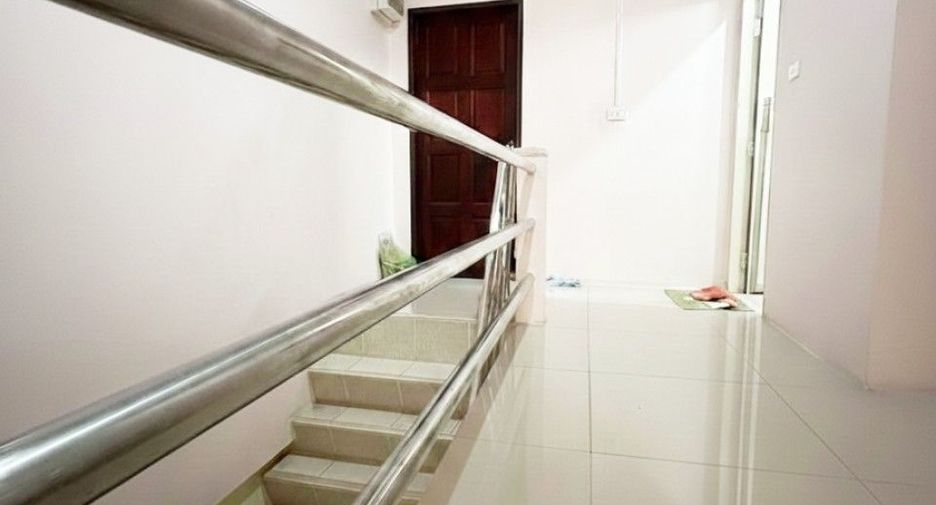 À vendre 3 chambres local commercial à Si Racha, Chonburi