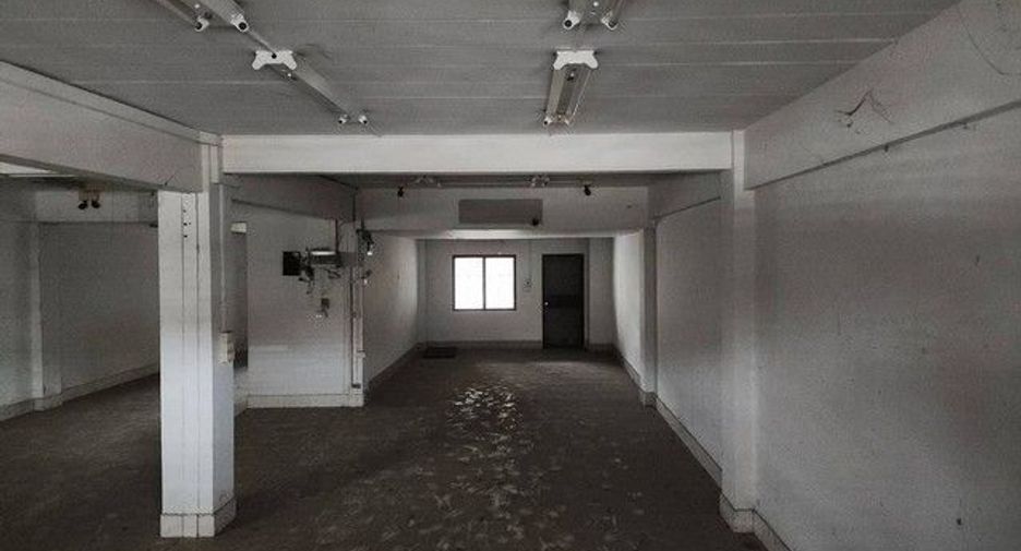 For sale 3 ベッドルーム retail Space in Ban Bueng, Chonburi
