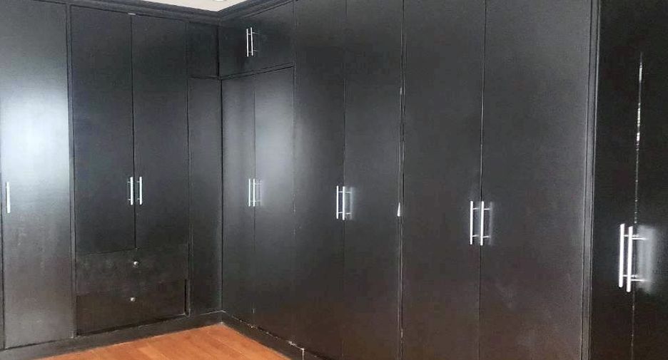 For rent 3 bedrooms condo in Sathon, Bangkok