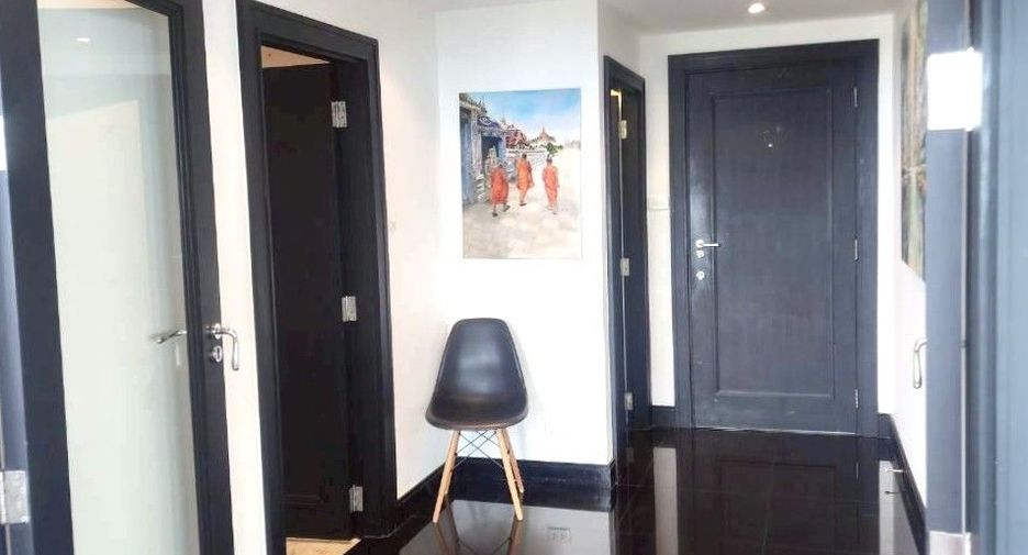 For rent 3 bedrooms condo in Sathon, Bangkok