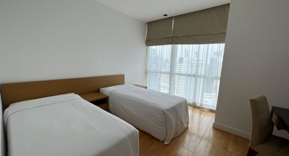 For rent 3 bedrooms condo in Pathum Wan, Bangkok