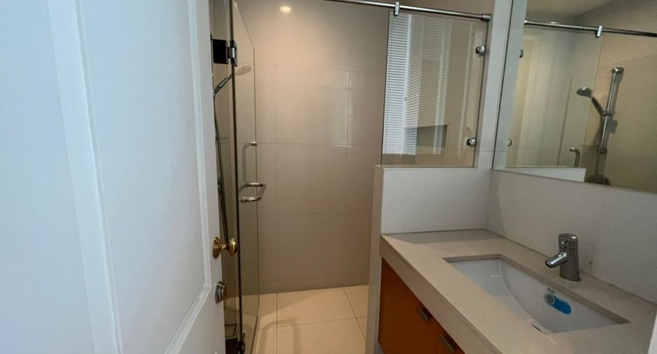 For rent 3 bedrooms condo in Pathum Wan, Bangkok