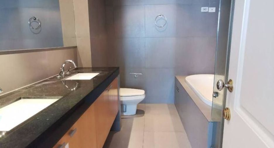 For rent 3 bedrooms condo in Pathum Wan, Bangkok