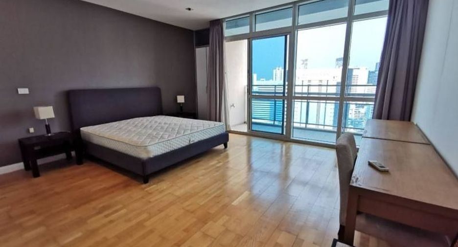 For rent 3 bedrooms condo in Pathum Wan, Bangkok