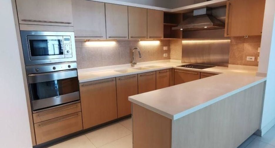 For rent 3 bedrooms condo in Pathum Wan, Bangkok