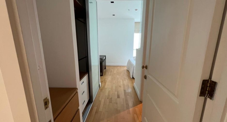 For rent 3 bedrooms condo in Pathum Wan, Bangkok