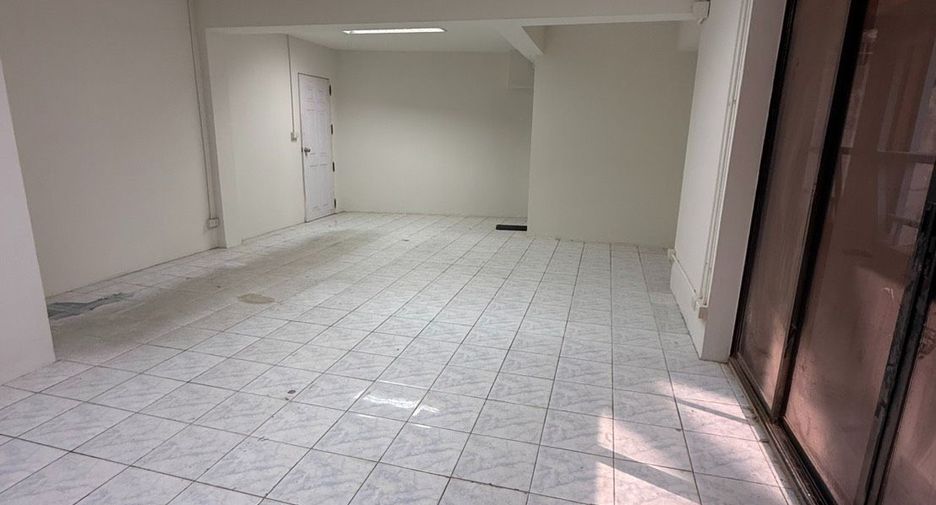 For rent 8 bedrooms office in Bang Na, Bangkok
