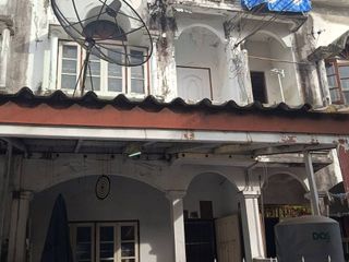 For sale 4 ベッドルーム townhouse in Saphan Sung, Bangkok