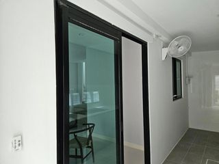 Casa adosada en alquiler de 3 habitaciones en Saphan Sung, Bangkok