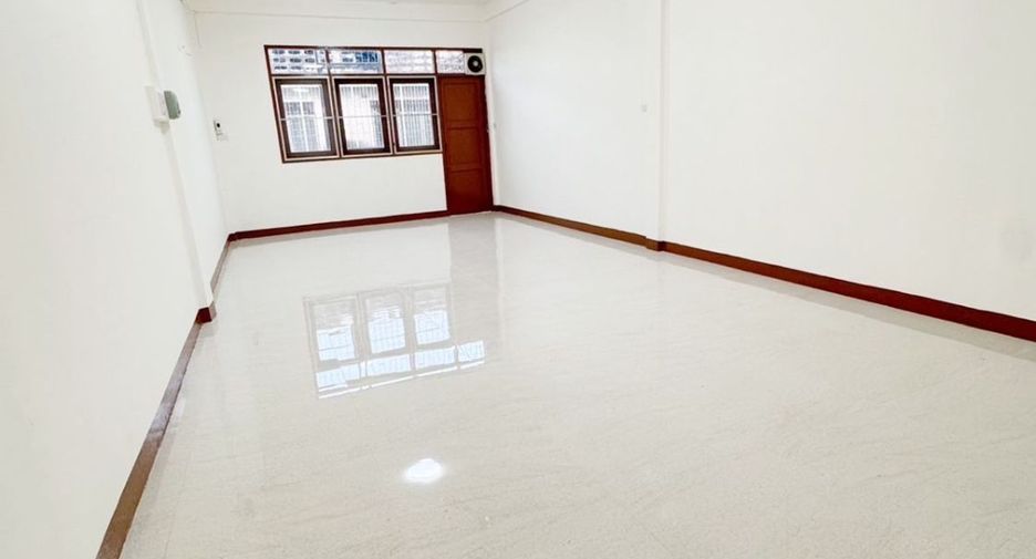 Local comercial en venta de 4 habitaciones en Thon Buri, Bangkok