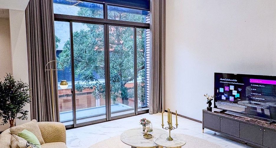 For sale 6 bedrooms house in Lat Phrao, Bangkok