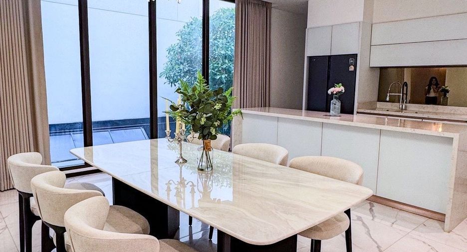 For sale 6 bedrooms house in Lat Phrao, Bangkok