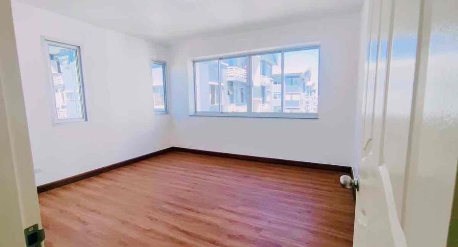 For sale 2 bedrooms condo in Huai Khwang, Bangkok