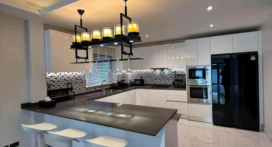 Casa en alquiler de 4 habitaciones en Bang Lamung, Chonburi