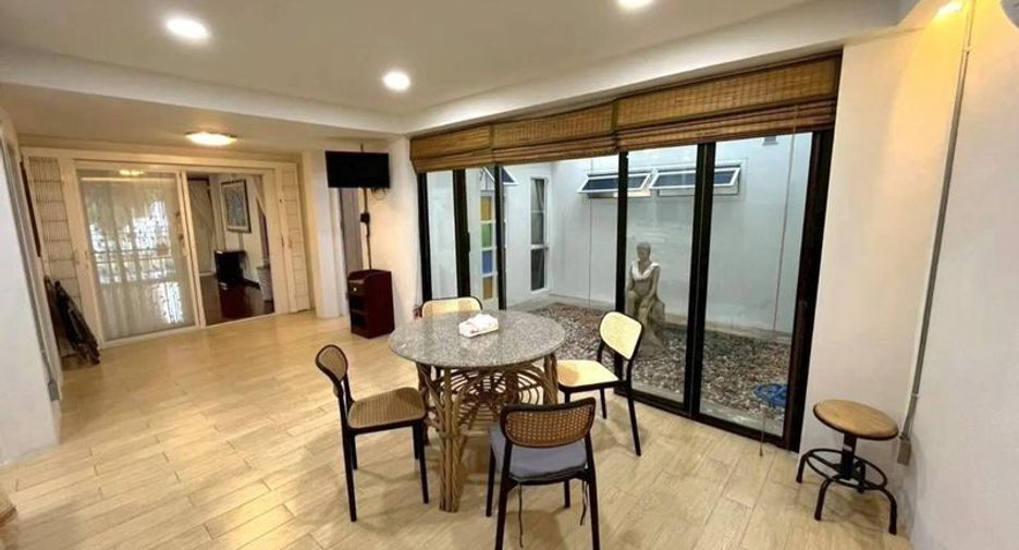 For rent 4 bedrooms house in Mueang Chiang Mai, Chiang Mai