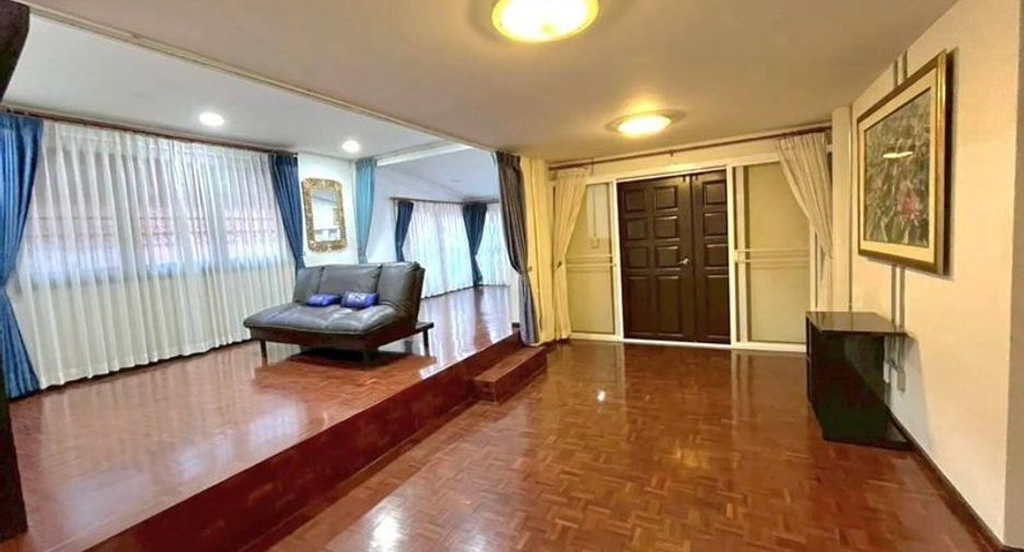 For rent 4 bedrooms house in Mueang Chiang Mai, Chiang Mai