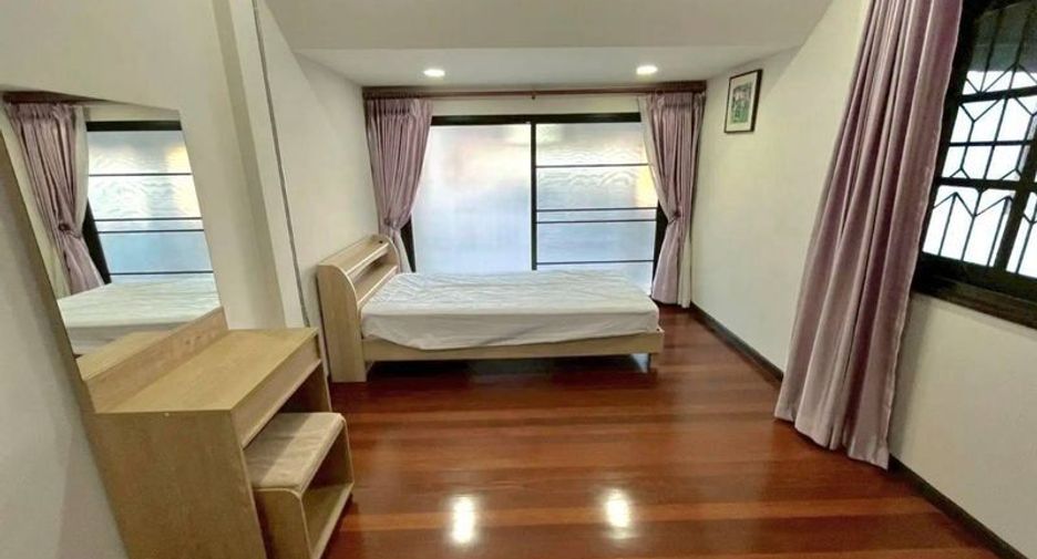 For rent 4 bedrooms house in Mueang Chiang Mai, Chiang Mai