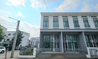 Casa adosada en venta de 3 habitaciones en Bang Khen, Bangkok