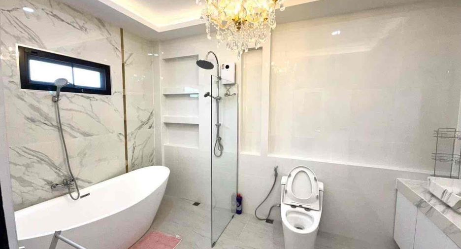 For rent 4 bedrooms villa in Bang Lamung, Chonburi