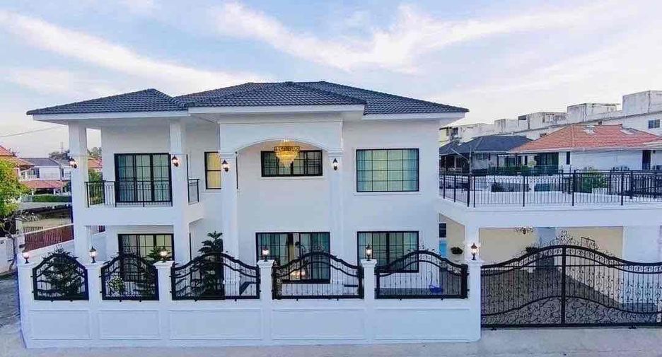 For rent 4 bedrooms villa in Bang Lamung, Chonburi