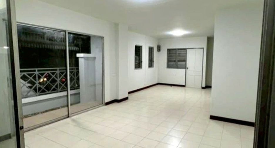 For sale 2 bedrooms townhouse in Lat Krabang, Bangkok