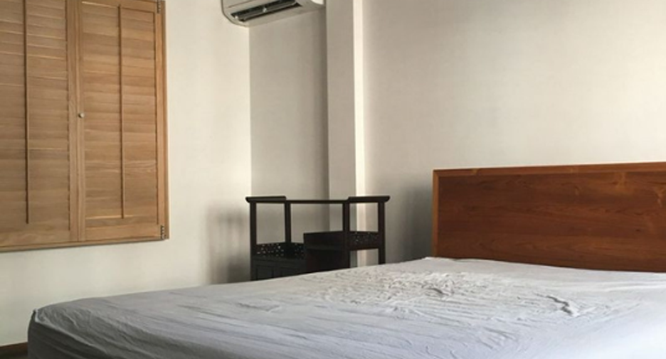 For rent 4 bedrooms townhouse in Watthana, Bangkok