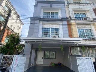 Casa adosada en alquiler de 4 habitaciones en Bang Na, Bangkok