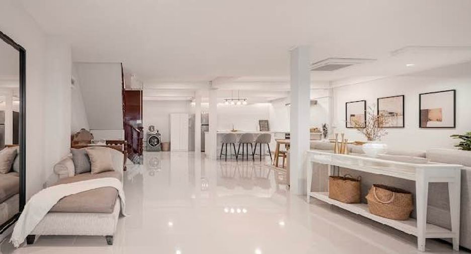 Casa adosada en alquiler de 4 habitaciones en Bang Na, Bangkok