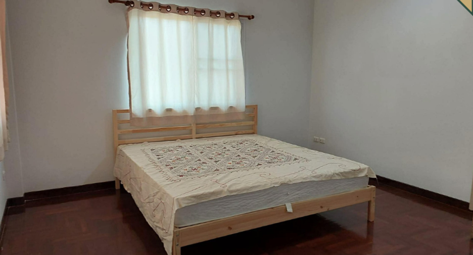 For rent 4 bedrooms townhouse in Yan Nawa, Bangkok