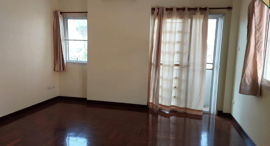 For rent 4 bedrooms townhouse in Yan Nawa, Bangkok