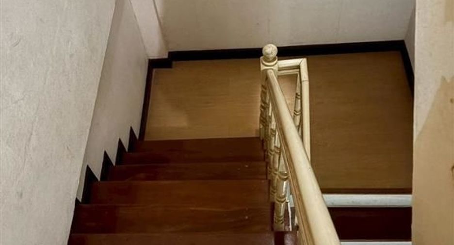 For sale 5 bedrooms townhouse in Bang Kapi, Bangkok