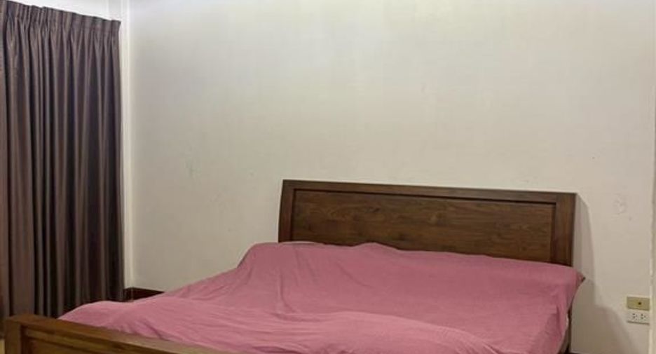 For sale 5 bedrooms townhouse in Bang Kapi, Bangkok