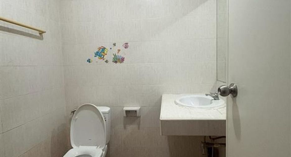 For sale 5 bedrooms townhouse in Bang Kapi, Bangkok