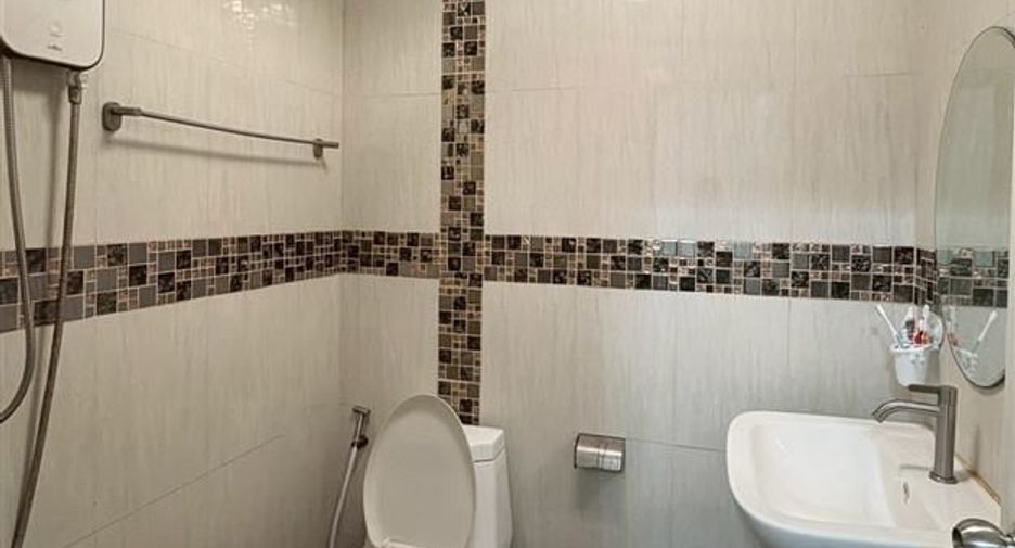 For sale 5 bedrooms townhouse in Bang Kapi, Bangkok
