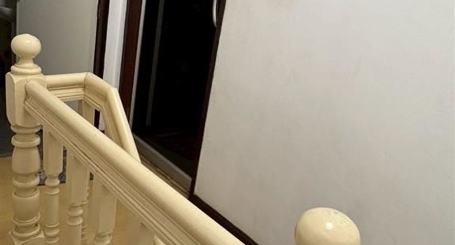 For sale 5 bedrooms townhouse in Bang Kapi, Bangkok