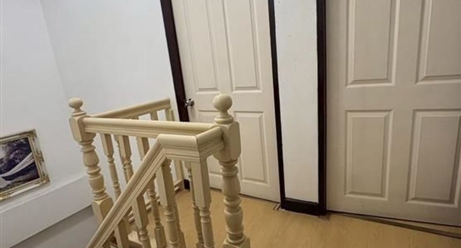 For sale 5 bedrooms townhouse in Bang Kapi, Bangkok