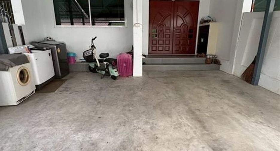 For sale 5 bedrooms townhouse in Bang Kapi, Bangkok