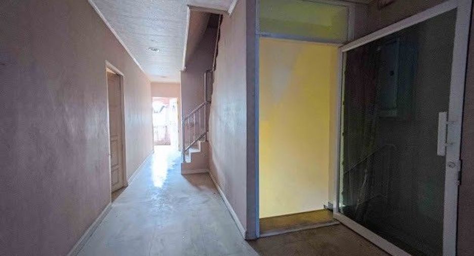For rent 7 bedrooms retail Space in Bang Khae, Bangkok