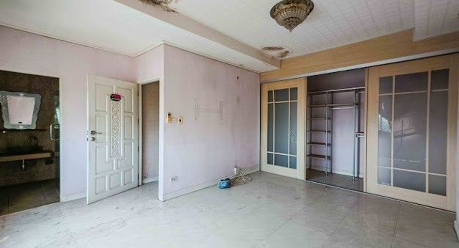 For rent 7 bedrooms retail Space in Bang Khae, Bangkok