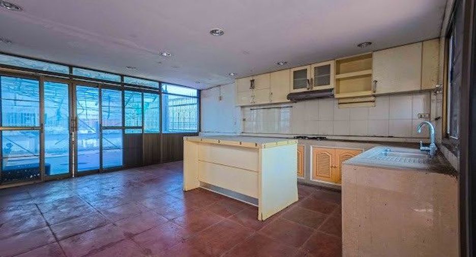 For rent 7 bedrooms retail Space in Bang Khae, Bangkok