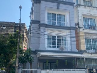 For rent 4 bedrooms townhouse in Bang Na, Bangkok