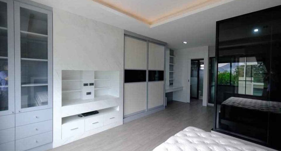 For rent 3 bedrooms townhouse in Bueng Kum, Bangkok