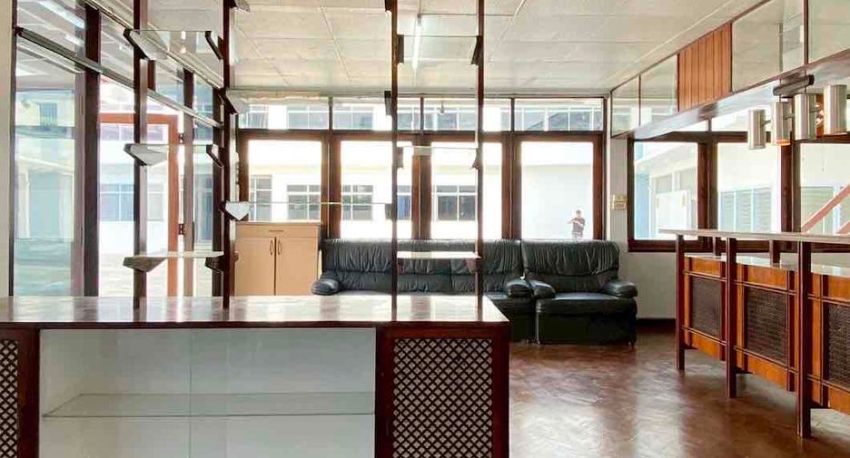 For rent 20 bedrooms retail Space in Sathon, Bangkok