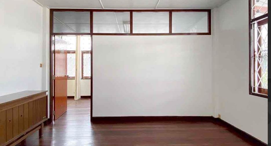 For rent 20 bedrooms retail Space in Sathon, Bangkok